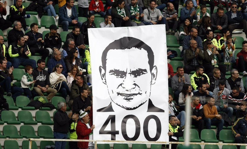 Pancarta se homenaje de los 400 partidos de Nino con el Elche / LFP